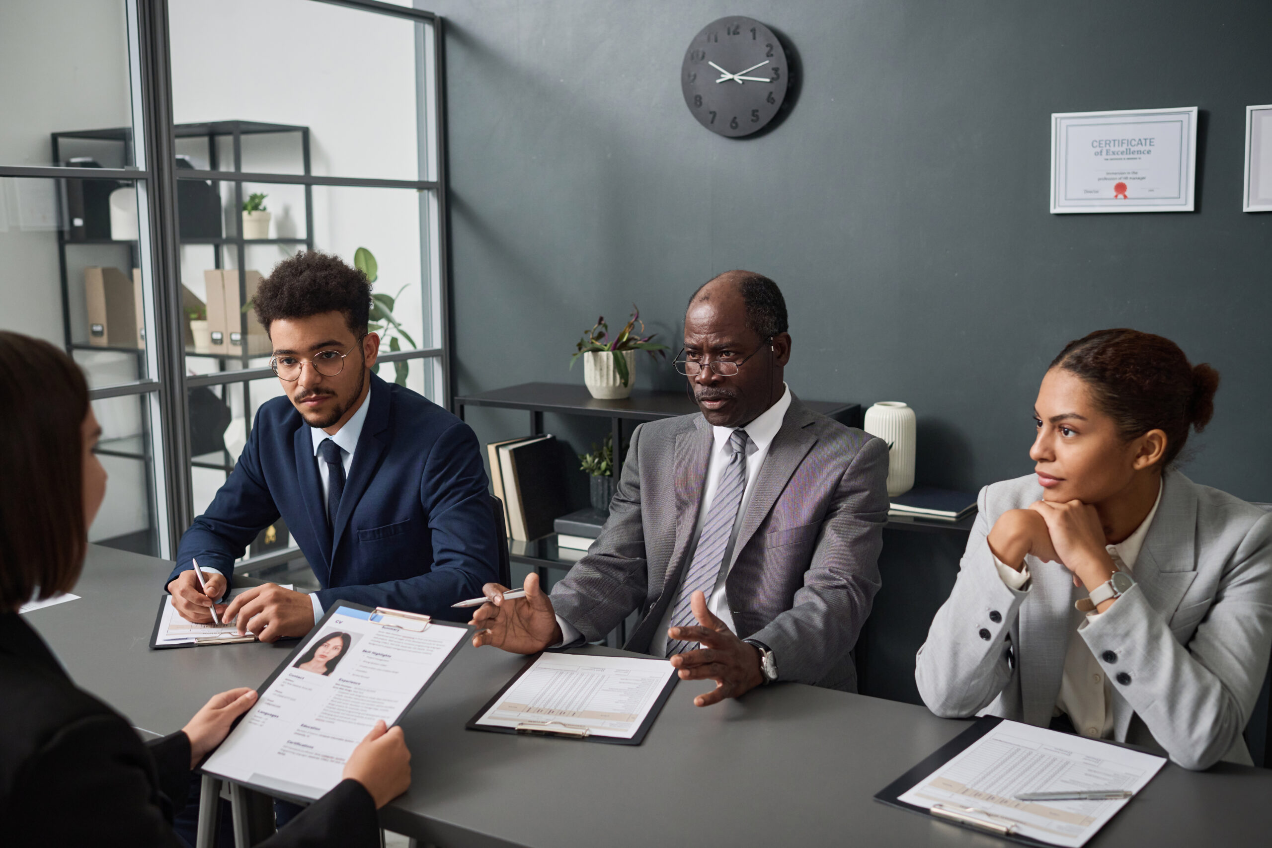 How do cultural differences affect interview expectations in global hiring?
